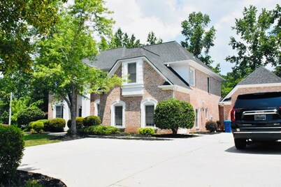 Spacious 5-bedroom house with WiFi, AC in wonderful Atlanta