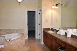 Bruser, hårtørrer, håndklæder, Sæbe