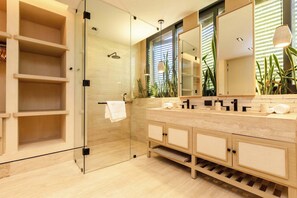 Douche, sèche-cheveux, serviettes fournies