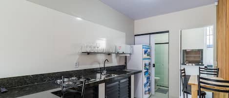 ベーシック ヴィラ | 専用キッチン | 調理器具と食器