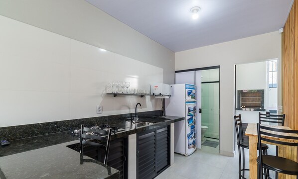 Villa | Cuisine privée | Batterie de cuisine, vaisselle et ustensiles