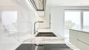 Villa, 2 habitaciones, alberca privada, vista al mar | Cocina privada | Refrigerador, microondas, horno y parrilla de estufa