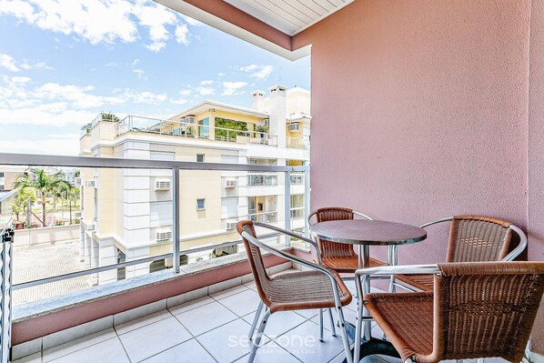Apartemen Basic | Tempat makan outdoor