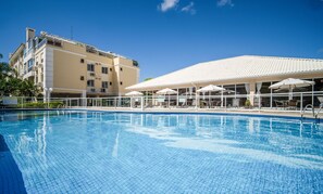 Apartamento básico | Piscina | Una piscina al aire libre