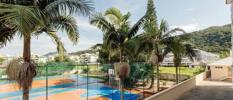 Basic Apartment | Sport court