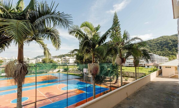 Basic Apartment | Sport court