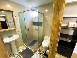 Een douche, een bidet, handdoeken, zeep