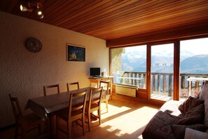 Interior - 10m from ski slopes, 5th floor, view mountain, balcony, ski locker, 32m², Auris en Oisans (Auris)