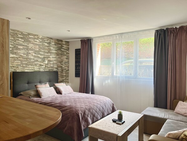 Iron/ironing board, WiFi, bed sheets