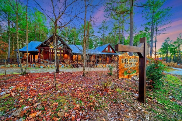 Un chalet doté de plusieurs cabanes et d’une enseigne indiquant : « The Great Escape ».
