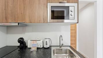 Cafetière/bouilloire, réfrigérateur, micro-ondes, grille-pain