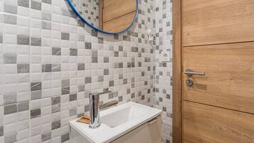 Een douche, een haardroger, handdoeken