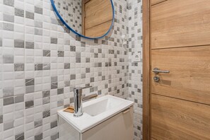 Douche, sèche-cheveux, serviettes fournies
