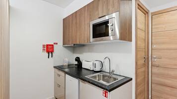 Een koelkast, een magnetron, een koffiezetapparaat/waterkoker