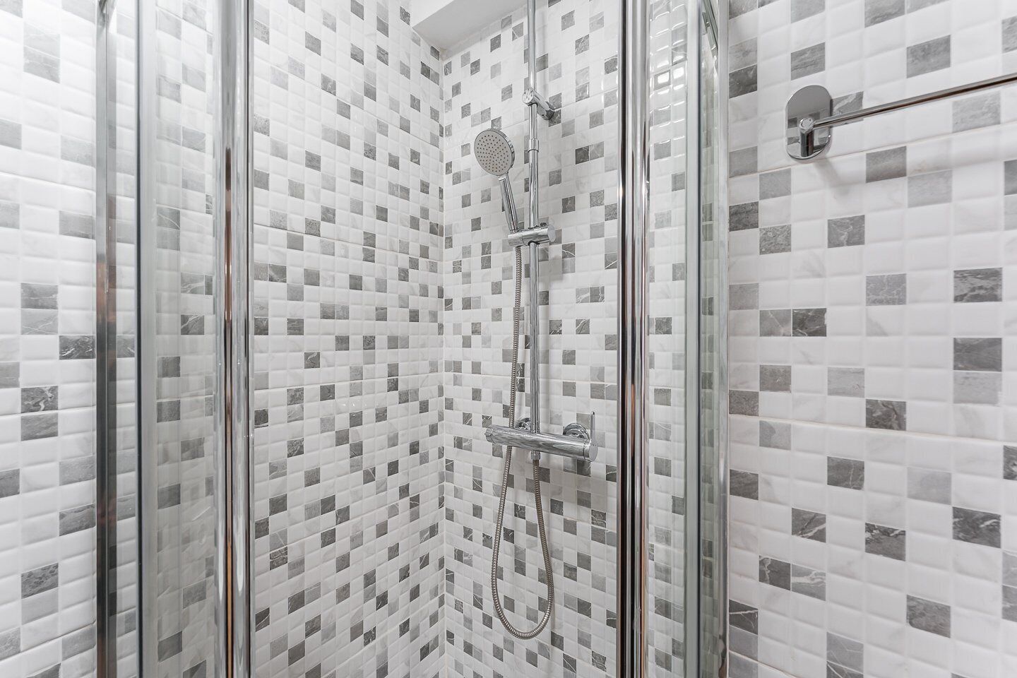 Regadera, secadora de cabello, toallas 