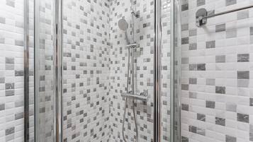 Regadera, secadora de cabello, toallas