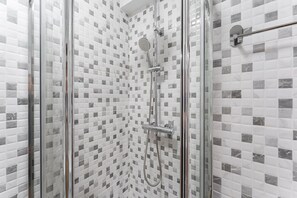 Douche, sèche-cheveux, serviettes fournies