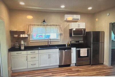 Auburn's Place - Newly renovated 1-bedroom apartment