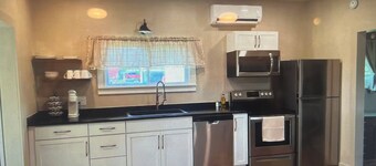 Auburn's Place - Newly renovated 1-bedroom apartment