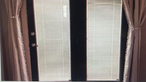Une porte dotée de deux fenêtres verticales, chacune ornée d’un motif à carreaux.
