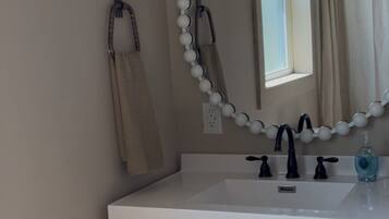 Ducha, secador de pelo, toallas y jabón