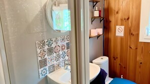 Shower, hair dryer, towels - Guest Room with Lake View, Wi-Fi, and Air Conditioning (Arles)
