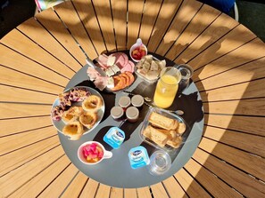 Outdoor dining - Guest Room with Lake View, Wi-Fi, and Air Conditioning (Arles)