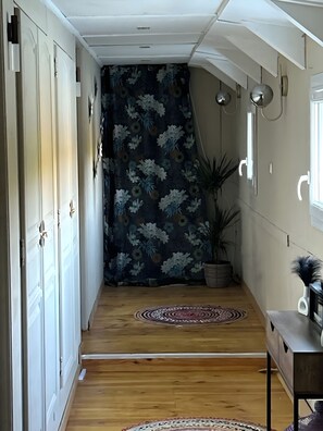 Interior - Guest Room with Lake View, Wi-Fi and Air Conditioning (Arles)