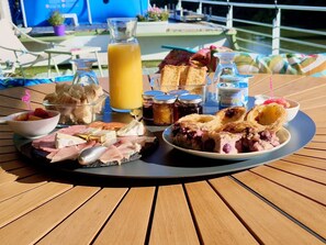 Outdoor dining - Guest Room with Lake View, Wi-Fi, and Air Conditioning (Arles)