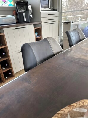 Interior - Guest Room with Lake View, Wi-Fi and Air Conditioning (Arles)