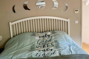 WiFi, bed sheets - Guest Room with Lake View, Wi-Fi, and Air Conditioning (Arles)