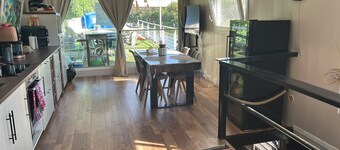 Casa de huéspedes con vistas al lago, Wi-Fi y aire acondicionado