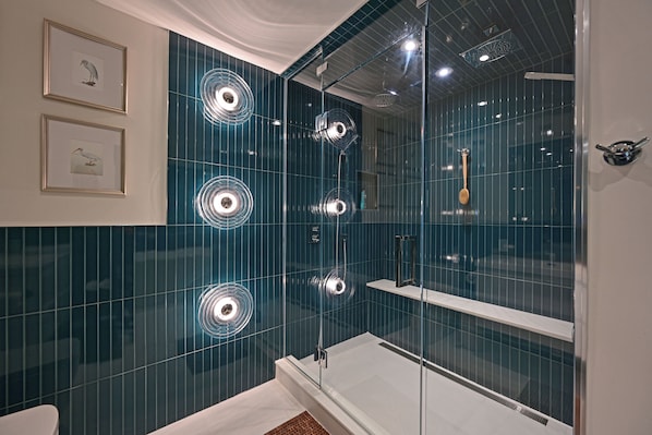 Dusche, Whirlpool, Bidet, Handtücher