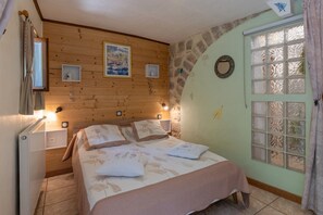 2 dormitoris, planxa i posts de planxar, wifi i roba de llit