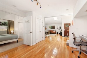 3 habitaciones, escritorio, tabla de planchar con plancha y wifi 