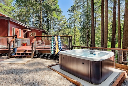 Everwood ~ Hot Tub, Views. Private and Updated Retreat