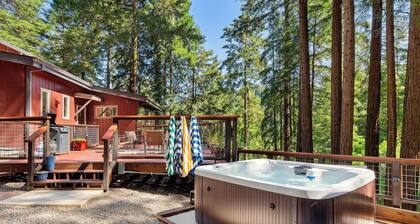 Everwood ~ Hot Tub, Views. Private and Updated Retreat
