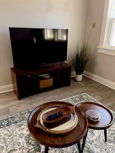 Charming 2-bedroom Upper Duplex in lovely Green Bay