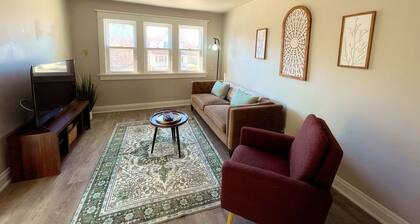 Charming 2-bedroom Upper Duplex in lovely Green Bay