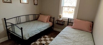 Charming 2-bedroom Upper Duplex in lovely Green Bay