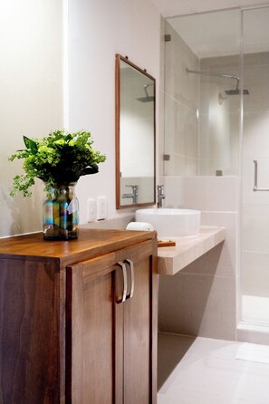 Artículos de tocador gratuitos, secador de pelo, toallas, jabón