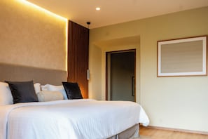 Cofres nos quartos, Wi-Fi de cortesia, roupa de cama