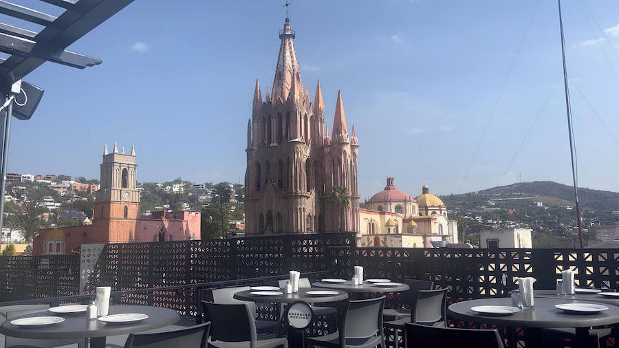 Crisol - Frente a la Parroquia de San Miguel Arcángel