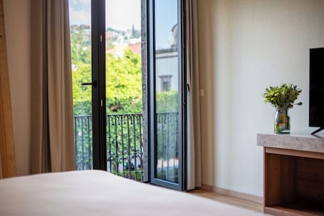 In-room safe, free WiFi, bed sheets