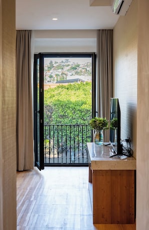 In-room safe, free WiFi, bed sheets