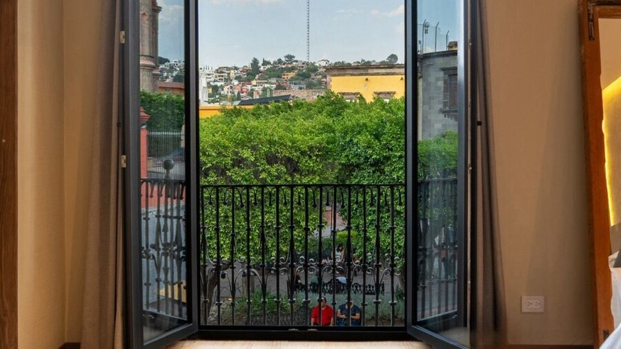 Crisol - Frente a la Parroquia de San Miguel Arcángel