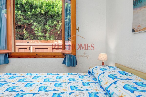 2 bedrooms, bed sheets