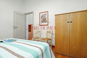 2 bedrooms, iron/ironing board, bed sheets