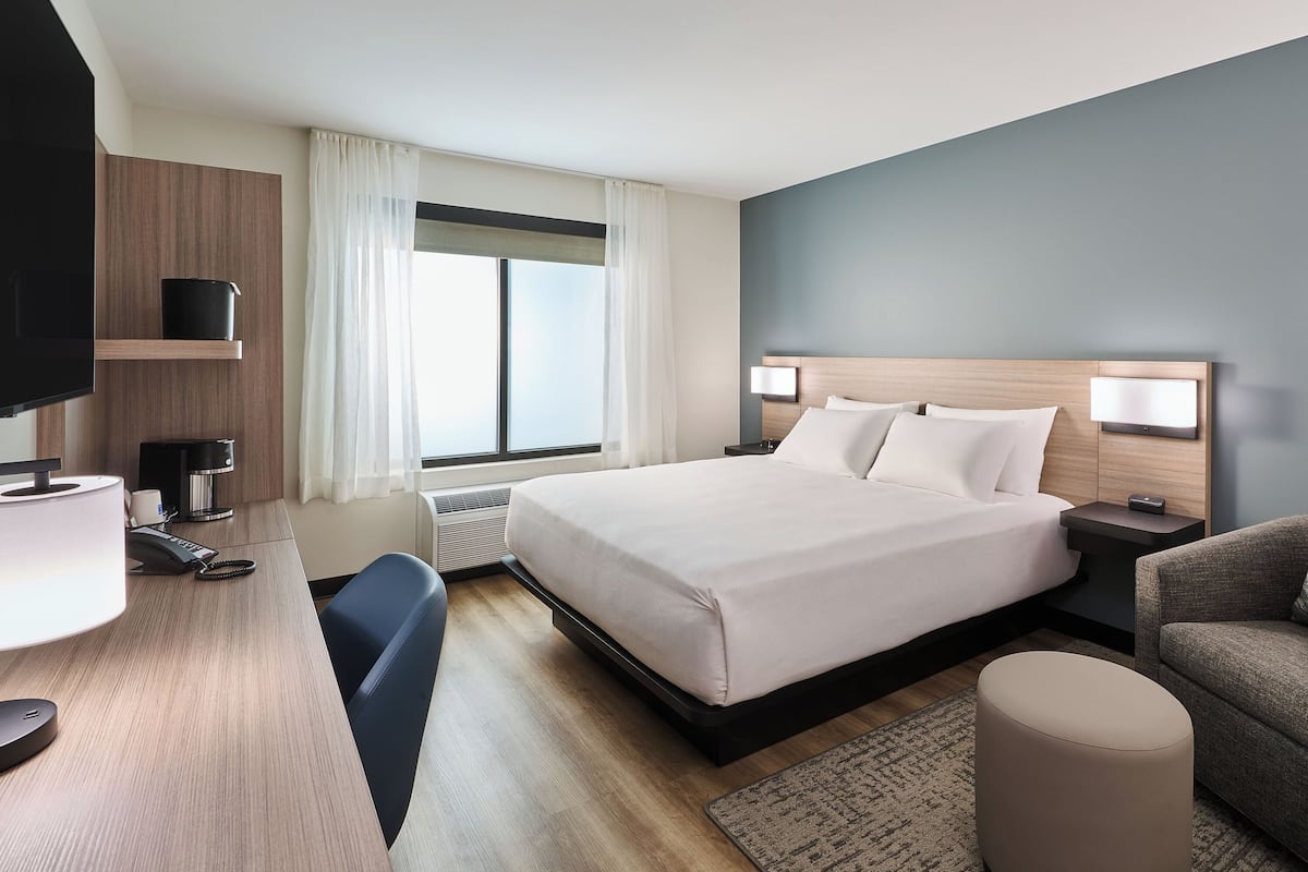 룸, 킹사이즈침대 1개, 롤인 샤워 시설 (Accessible) | 책상, 노트북 작업 공간, 다리미/다리미판, 무료 WiFi