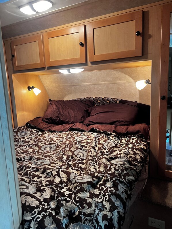 2 عدّة غرف نوم وواي فاي وملاءات أسرّة